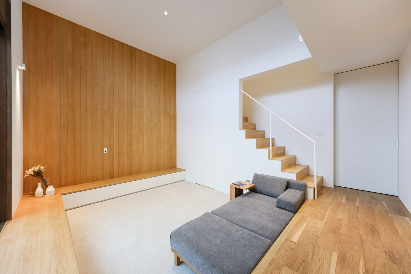 上質な木材を使用したリビングの壁材